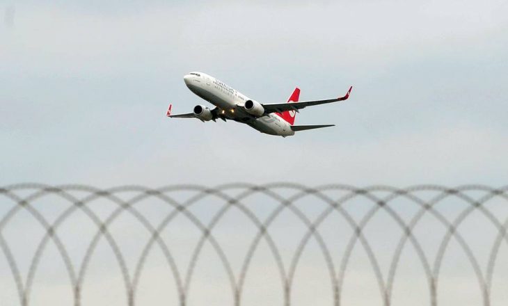 “Bombë” në aeroplan: Pasagjerët detyrohen të shkruajnë fjalën “bombë” me të dyja duart