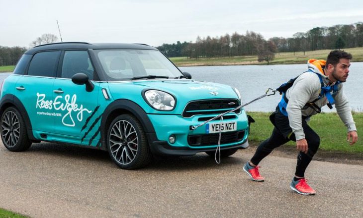 A mund ta tërhiqni një Mini Cooper për 26 kilometra në pistë?