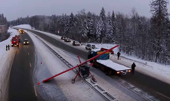 Harron ta mbush aeroplanin me karburant, zbret në mes të autostradës