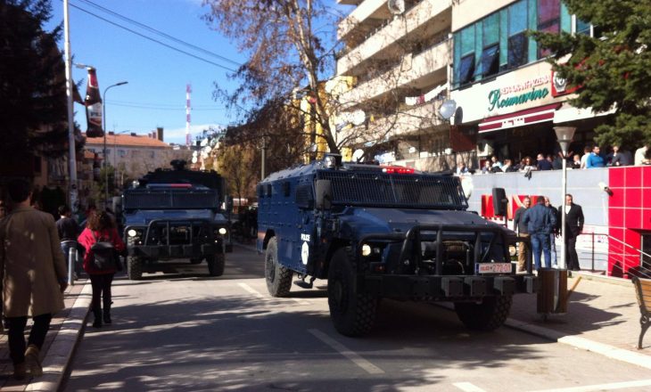 Policia bllokon me autoblinda rrugën “Rexhep Luci”