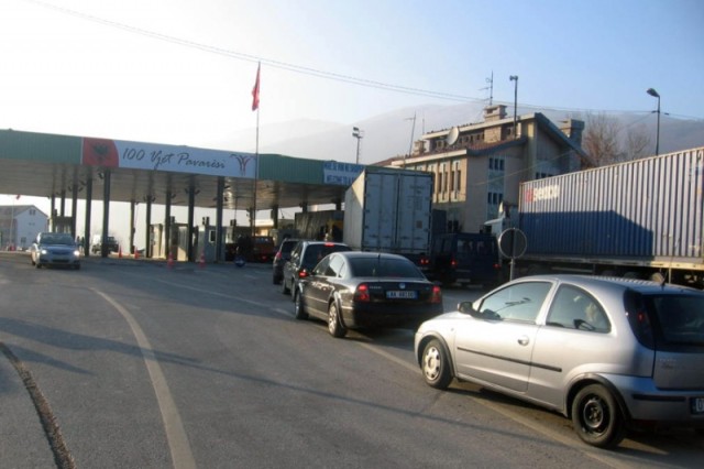 VV: Policia ndalon protestuesit nga Shqipëria