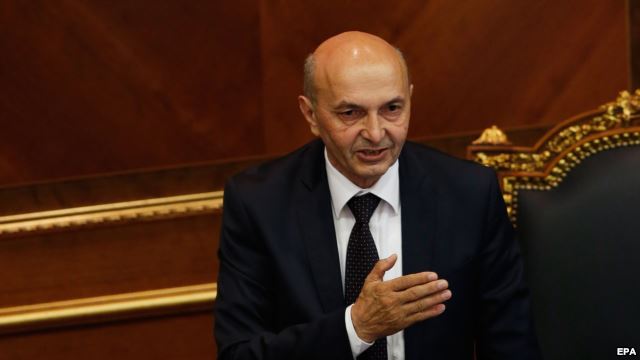 Mustafa fshin ‘braktisjen e burrave’ nga statusi në Facebook