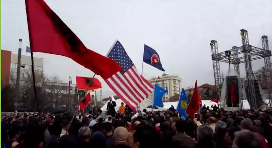 Protestuesit nuk e dëgjojnë Kurtin – në shesh me flamur amerikan