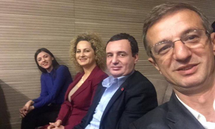 Deputetët opozitarë “përshëndesin” nga gjykata