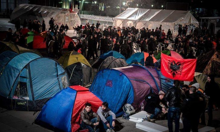 Shpërthen dashuria në shesh: Aktivisti i AAK-së e nxen aktivisten e VV-së