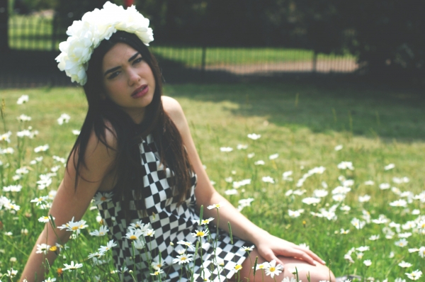 Dua Lipa publikon klipin e këngës Last Dance