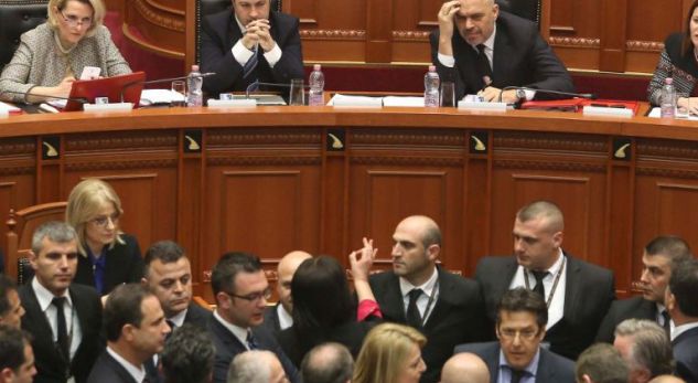 Kryeministri Rama tentohet të goditet me vezë në seancë plenare