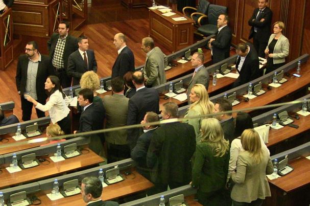 Deputetët e opozitës braktisin seancën për shkak të vendimit për Haradinajn