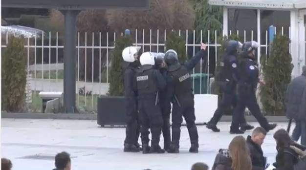 Policët gjejnë kohë për Selfie