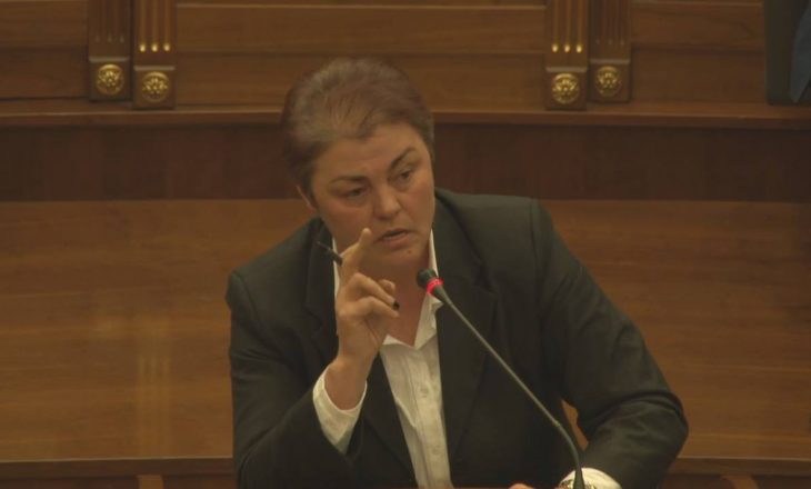 Deputetja Tërmkolli e quan ‘ahmak’ Albin Kurtin