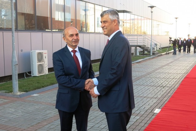 Qosja Thaçi e Mustafës: Ju të dy po na fyeni të gjithë ne