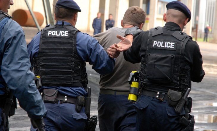 Policia arreston tre persona për trafikim me qenie njerëzore