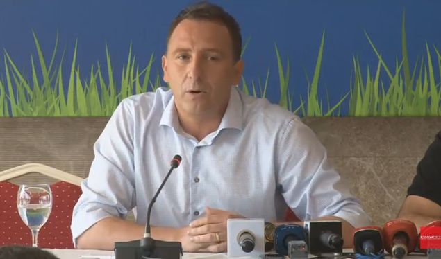 Bunjaki publikon listën e lojtarëve në ndeshjen kundër Islandës