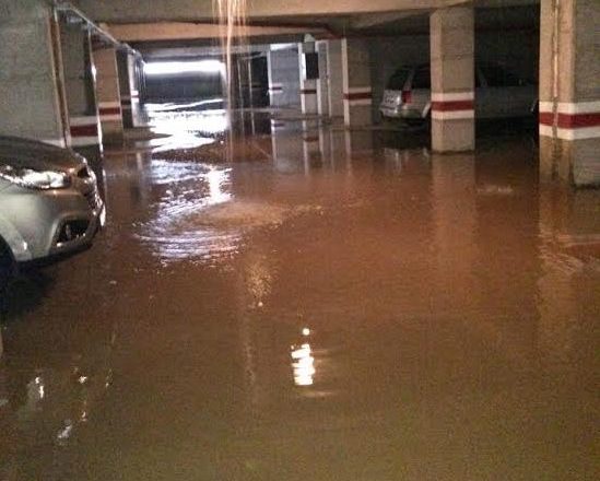 Reshjet e shiut rrezikojnë shembjen e ndërtesave të reja në lagjen Mati 1