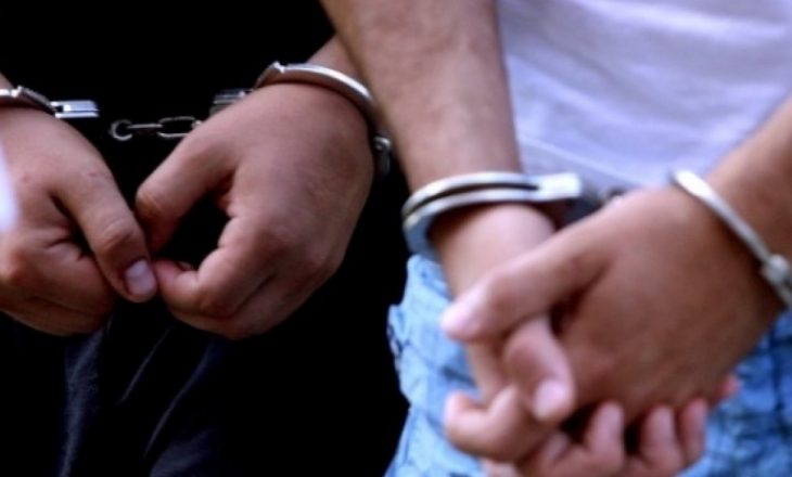 Arrestohen tre persona për posedim të narkotikëve