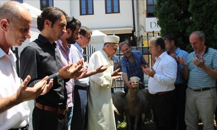 Në Shkup theren kurbanë falënderimi për dështimin e puçit në Turqi