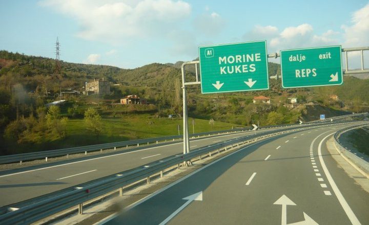 Opozita në Shqipëri kundërshton taksën për Rrugën e Kombit