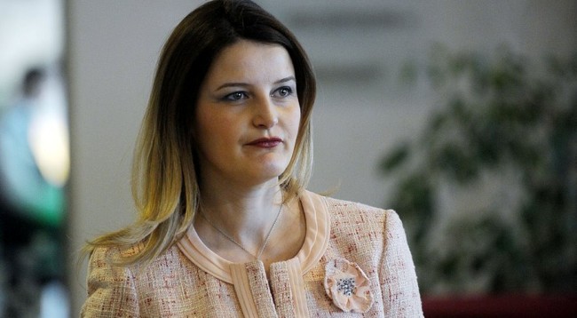 Gruaja e nënkryetarit të PDK-së, shefe në kabinetin e ministres së re