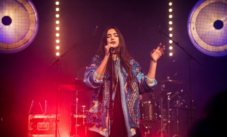 Dua Lipa në emisionin e Jimmy Fallon, së bashku me këta yje