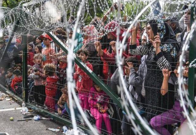 Kryeministri hungarez: Emigrantët janë “helm”