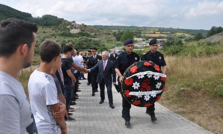 Skënder Hyseni viziton familjen e Enver Zymberit