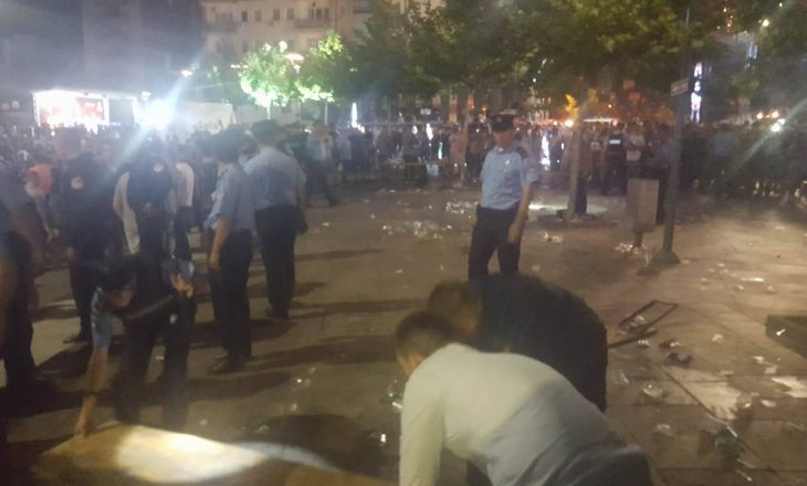 Pamje nga shpërndarja nën panik e njerëzve në sheshin “Zahir Pajaziti”