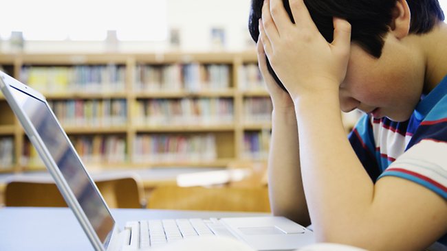Armiku më i madh i adoleshentëve janë mediet sociale