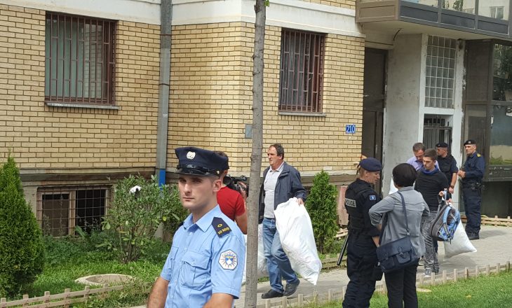 Banorët vendosin tendë para banesave – të larguarit rikthehen
