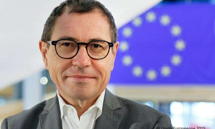Arrestohet deputeti për masturbim në publik