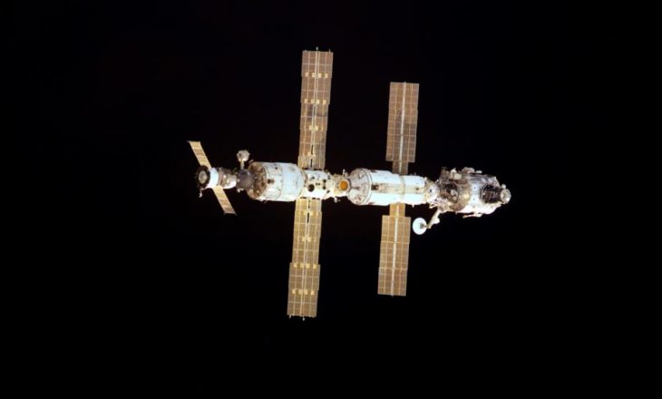 Tre astronautë u kthyen në Tokë pas 172 ditësh