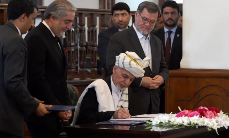 Presidenti afgan nënshkruan marrëveshjen e paqes me grupin militant
