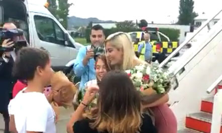 Bebe Rexha mbërrin në Tiranë