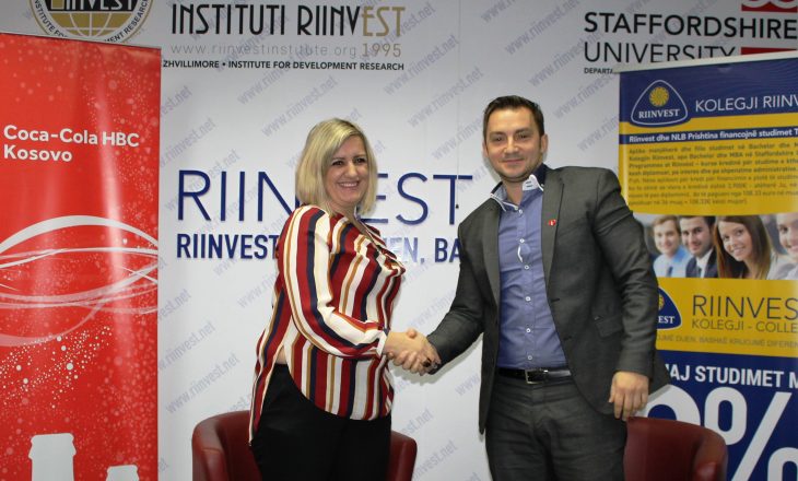 ‘Coca-Cola HBC Kosova’ dhe Kolegji ‘RIINVEST’ nënshkruan marrëveshje bashkëpunimi