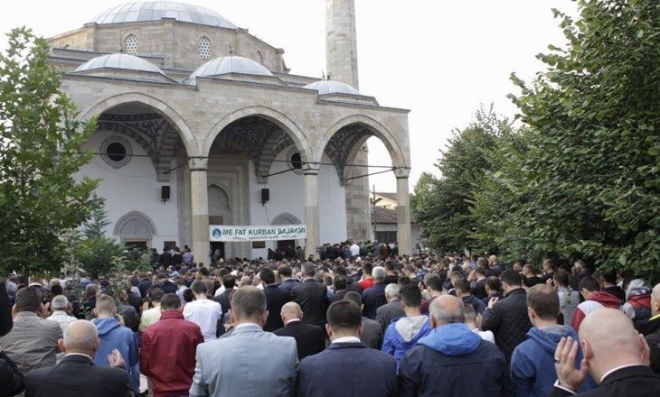 Besimtarët myslimanë falën namazin e Kurban Bajramit