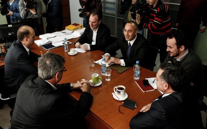 Opozita e ndarë rreth ftesës së kryeministrit për dialog