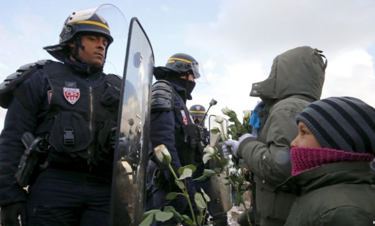 Përleshjes me policisë franceze dhe qindra refugjatëve
