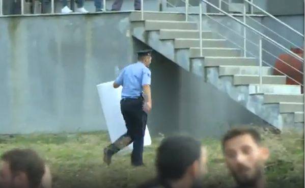 Policia largon parullën e vendosur nga studentët në Kishën Ortodokse