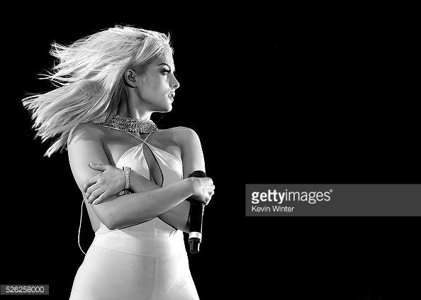 Lot dhe patriotizëm – Bebe Rexha performon në Tiranë