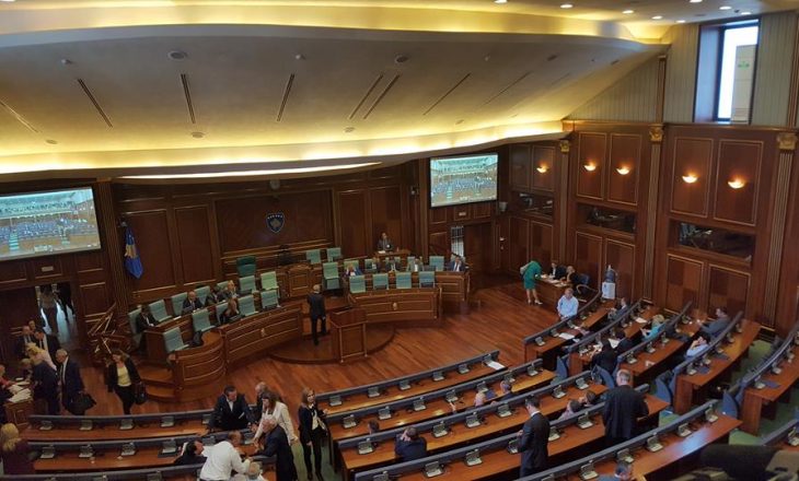 Në mungesë deputetësh, dështon mocioni për veriun