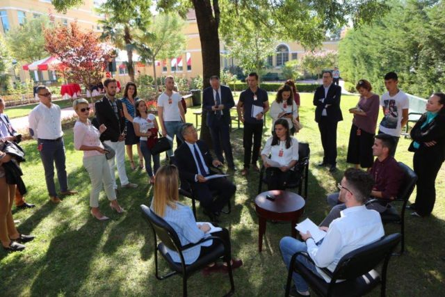 Ambasadori amerikan në Shqipëri flet për lidhjen e politikanëve me drogën