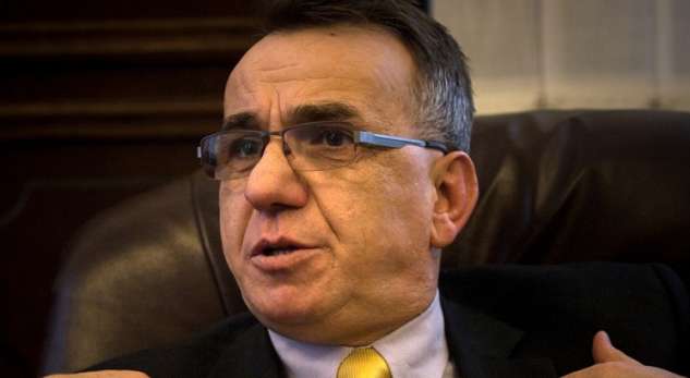 Enver Hasani nuk e merr vesh shkrimin e Hivzi Islamit