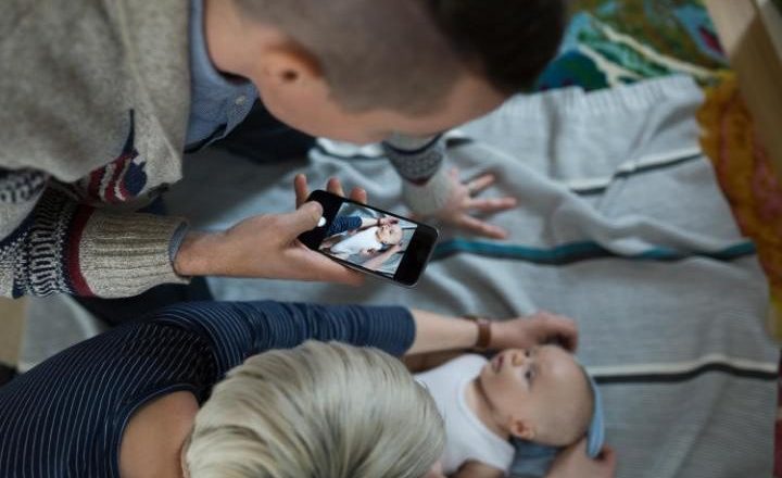 Adoleshentja padit prindërit për publikim të fotografive sa ishte fëmijë
