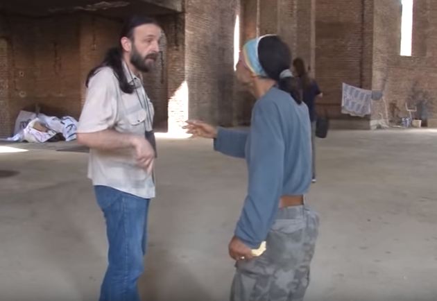 Kur gazetari serb sulmonte të pastrehun në kishën te Universiteti