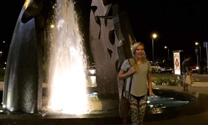 Joss Stone këndon shqip në qendër të Prishtinës (VIDEO)