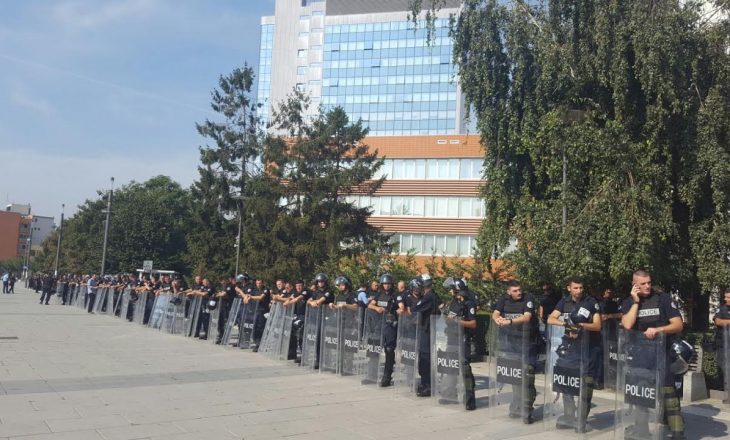 Policia rrethon Kuvendin para nisjes së seancës