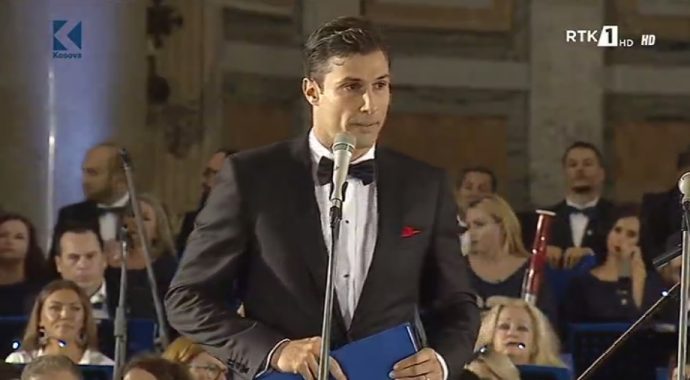 Lorik Cana reciton poezinë e Nënës Terezë