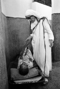 INDIA - OCTOBER 01: Mother Teresa in her congregation "Missionary of charity" in Calcutta, India in October, 1979. (Photo by Jean-Claude FRANCOLON/Gamma-Rapho via Getty Images)