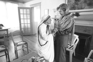 WASHINGTON, UNITED STATES: In this 19 June 1995 file photo released by the White House, First Lady Hillary Rodham Clinton meets with Mother Teresa at the opening of the Mother Teresa Home for Infant Children 19 June 1995 in Washington. The White House announced 08 September that Hillary Clinton will attend the funeral for Mother Teresa who died 05 September. AFP PHOTO/THE WHITE HOUSE (B/W ONLY) (Photo credit should read AFP/AFP/Getty Images)