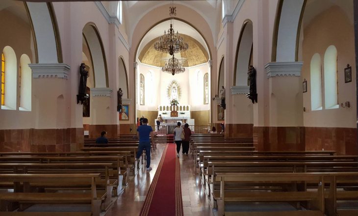Prifti i Kishës së Nënës Terezë: Zoti shenjtëroi shqiptarët me Nënën Terezë