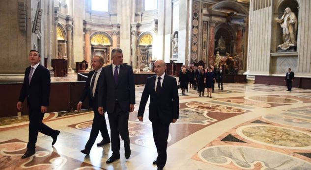 Pacolli sqaron përse ishte në Vatikan krah për krah me Thaçin e Mustafën